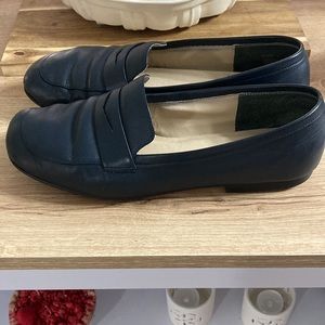 Connie Justice loafers size 9 navy blue
